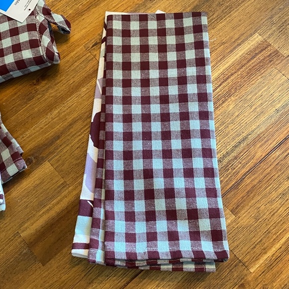 Room Essentials Burgundy & White Kitchen Towels. Total 6. Plus one oven mitt. - Picture 3 of 8